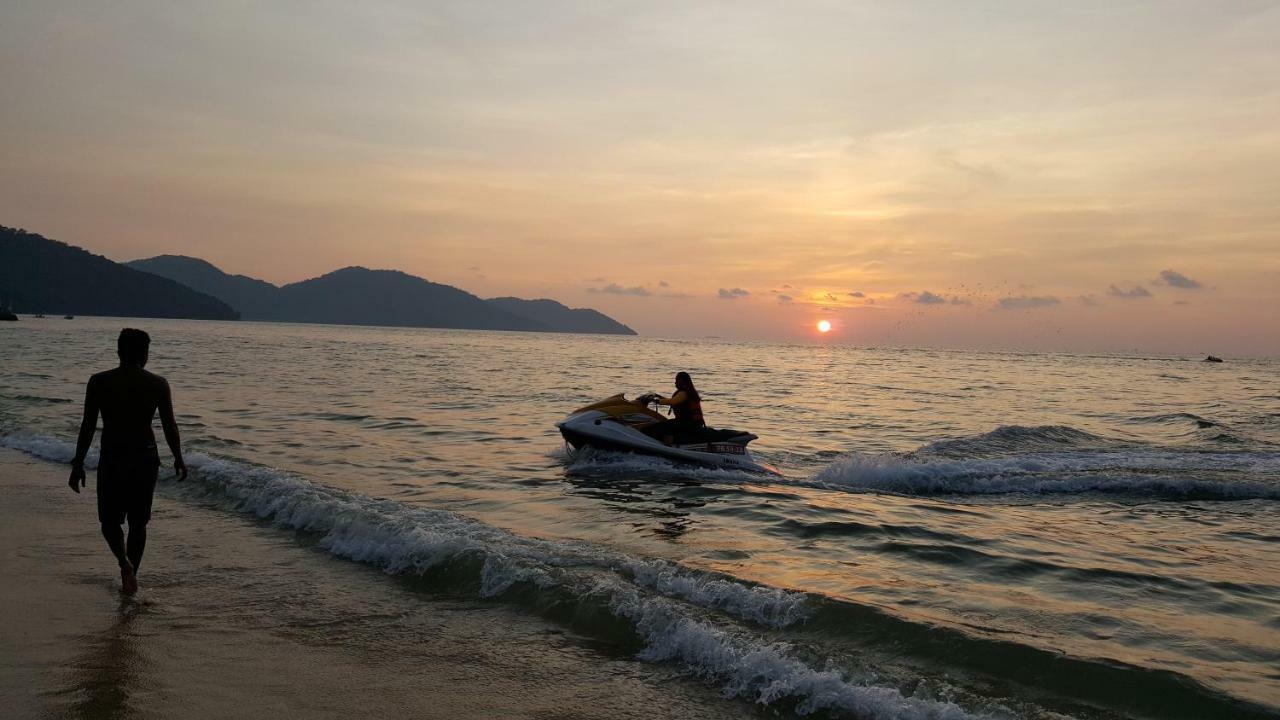 By The Sea- Pool And Sea View Appartement Batu Feringgi Buitenkant foto