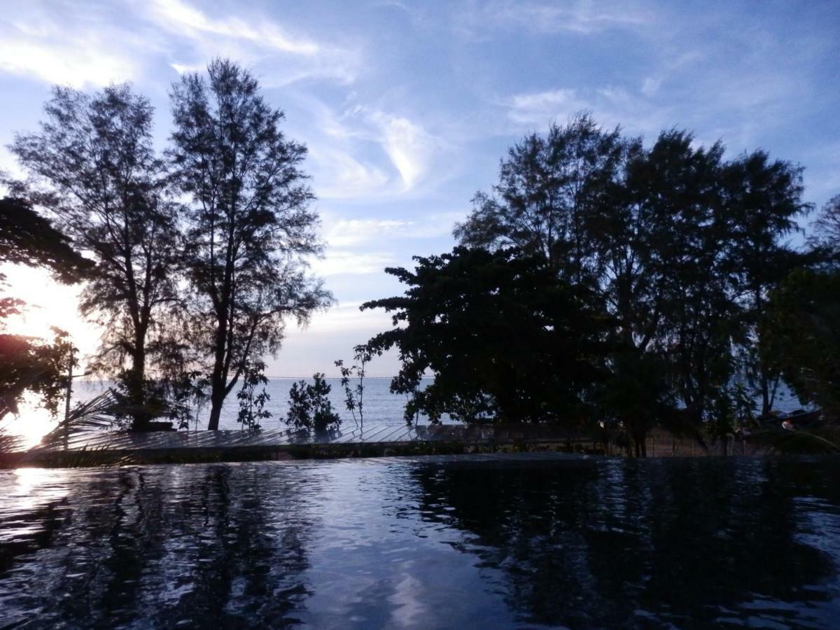 By The Sea- Pool And Sea View Appartement Batu Feringgi Buitenkant foto